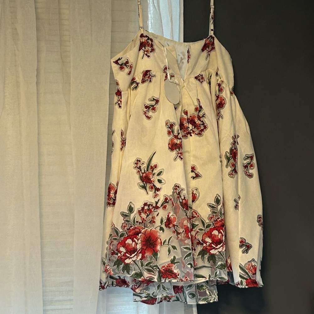 Never worn storia flowered dress. Size large